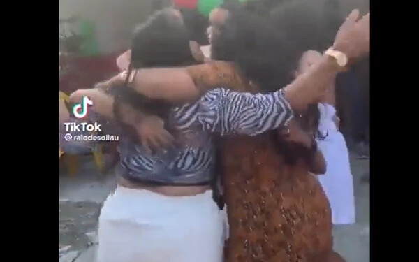 Videón, ahogy elnyeli a föld a szülinapi bulin táncoló nőket