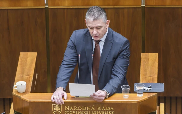 Az ellenzék ismételten élni fog az obstrukció lehetőségével, hogy elodázza a kérdéses módosítások elfogadását. Decemberben a Szlovákia mozgalom képviselői órákon át olvasták módosító javaslataikat, a felvételen látható Roman Mikulec például öt órát töltöt
