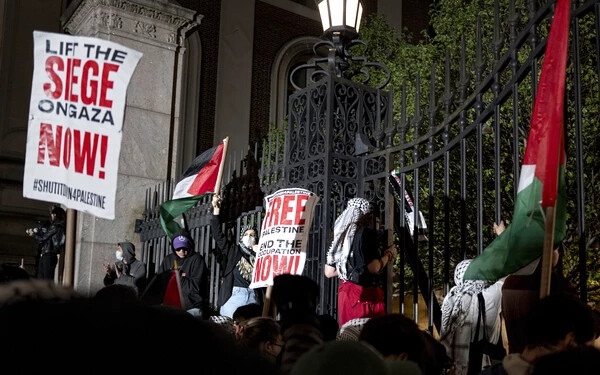 New Yorkban a rohamrendőrség körbezárta a Columbia Egyetem tüntetők által elfoglalt főépületét