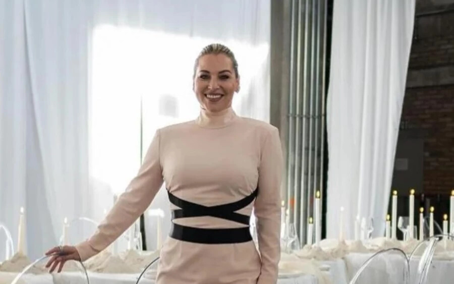 Cibulková általában azzal kerül a sajtó középpontjába, hogy luxusnyaralásokon vesz részt, magánrepülővel utazik, és designer darabokkal tölti meg gyermekei ruhatárát is, most a luxusünnepség is helyet kapott.