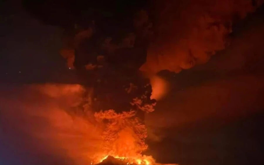 A hatóságok időközben a legmagasabb fokozatra emelték a vulkáni aktivitásra vonatkozó figyelmeztetést. Attól is tartanak, hogy a vulkán egy része a tengerbe omolhat, és az 1871-es kitöréshez hasonló cunamit okozhat.