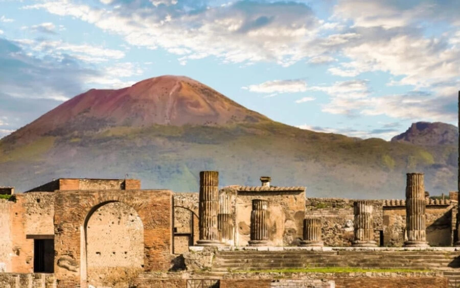 Pompeji: Pompeji városa az ókorban a Vezúv kitörésének áldozata lett, mostanában pedig inkább idilli úti célként ismerjük, különösen a Rómából induló közvetlen vonatjárattal. Bár évek óta népszerű úti cél, ez a kapcsolat könnyű célponttá teszi a turisták számára.