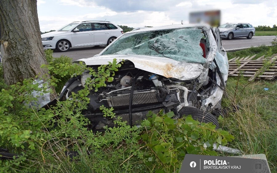 SÚLYOS baleset: Defektet kapott egy furgon, frontálisan ütközött egy autóval