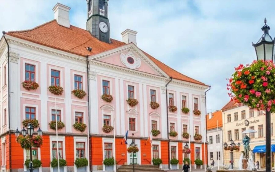 Tartu: Ha felfedezésről van szó, az észt Tartu városa mindenképpen szerepel a bakancslistán. A helyiek régóta az ország nyári fővárosának tartják. Valójában, míg ez az európai kulturális főváros télen téli álmot alszik, a nyár beköszöntével úgy tűnik, életre kel.