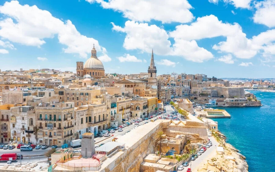 8. Valletta A máltai fővárosban az átlagos havi megélhetési költség több mint 900 euró. Egy egy hálószobás lakás bérleti díja megközelíti ezt az összeget. A havi nettó átlagkereset Máltán másfél ezer euró. Valletta a nyolcadik legdrágább európai metropolisz azért is, mert a máltai bérek az Európai Unió átlaga alatt vannak.