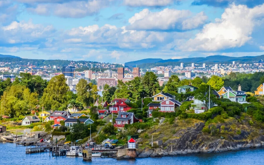 10. Oslo Sok közép-európai Norvégiára a rendkívül magas árakkal asszociál, és nem is járnak messze az igazságtól. Azonban nem kevesebb, mint kilenc olyan európai főváros van, ahol drágább az élet, mint Norvégiában. Az Eurostat adatai szerint a nettó átlagjövedelem 2022-ben 3250 euró volt ebben az északi országban. Oslóban a Numbeo szerint az élelmiszervásárlás emészti fel a jövedelem nagy részét.