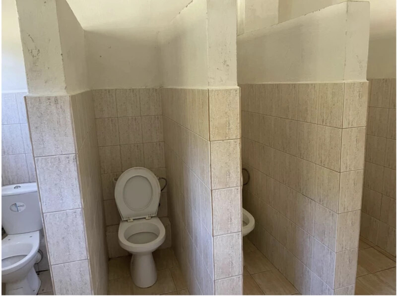 A hollópataki (Mlynky) reedukációs központban a gyerekeket megfosztják a magánszférához való joguktól. A toalettek nincsenek ajtóval felszerelve. Fiala-Butora szerint ez a magánélethez való jogba történő súlyos beavatkozás. (Forrás: Főügyészség)